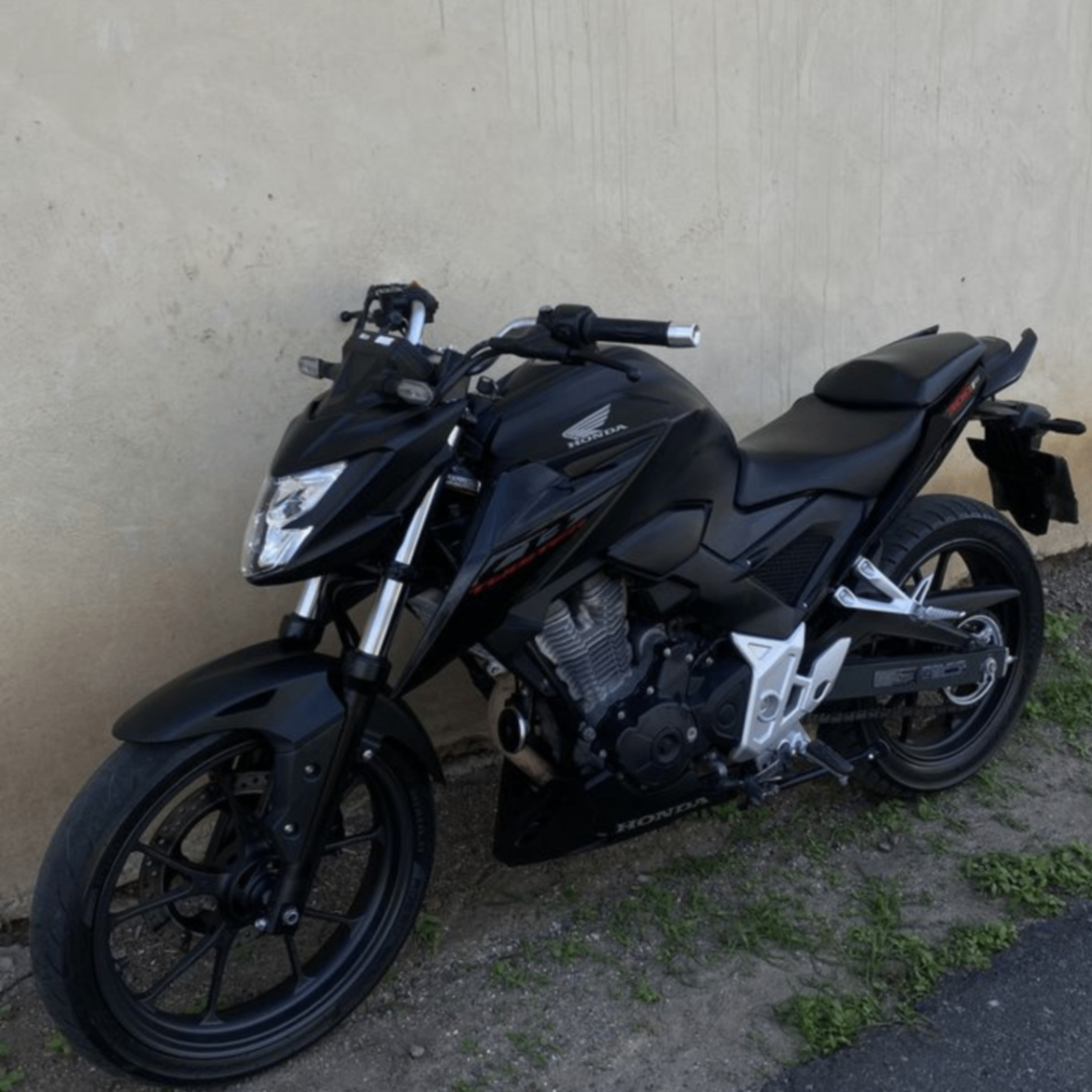 Moto preta de cliente atendido pela HJ Baterias