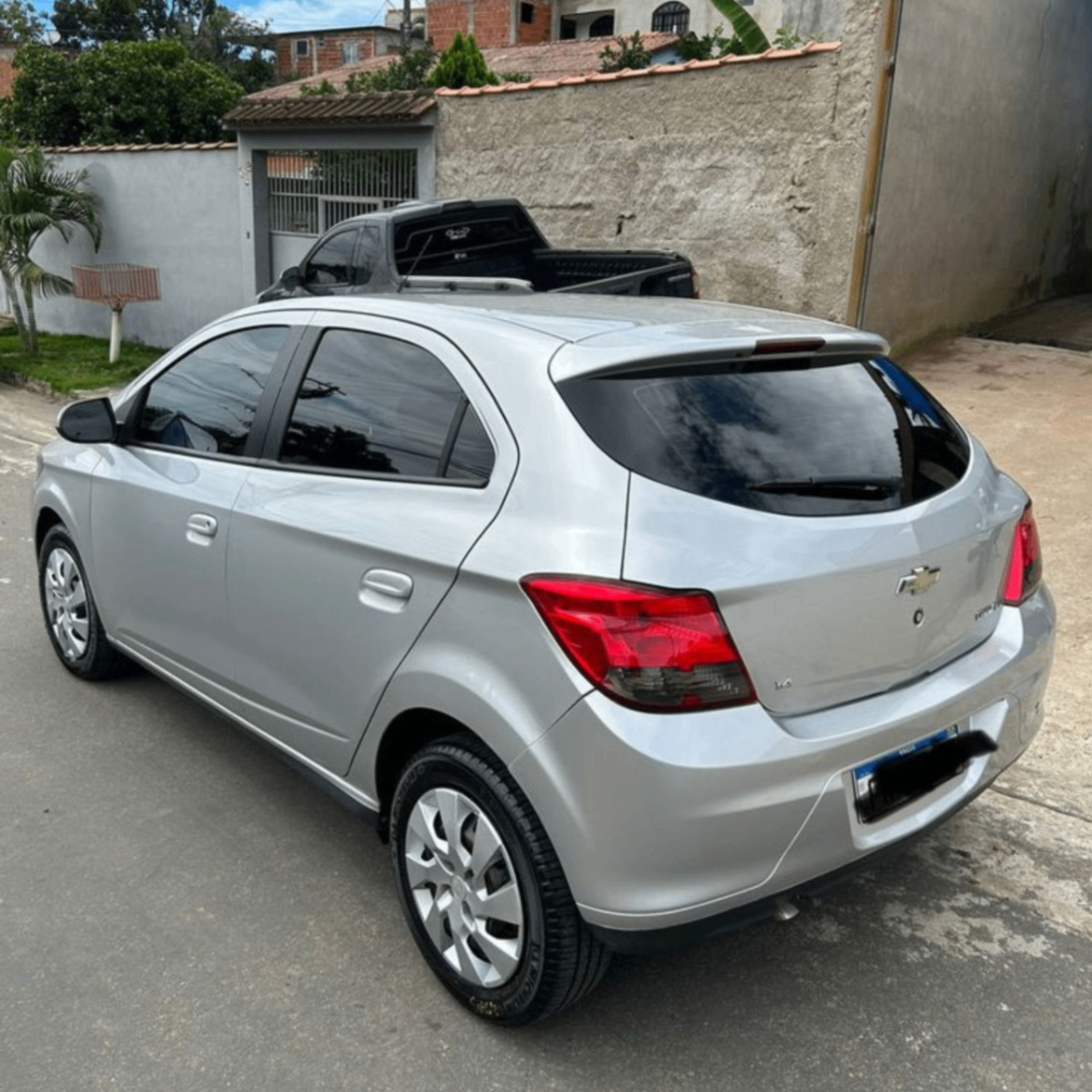 Carro prata de cliente atendido pela HJ Baterias