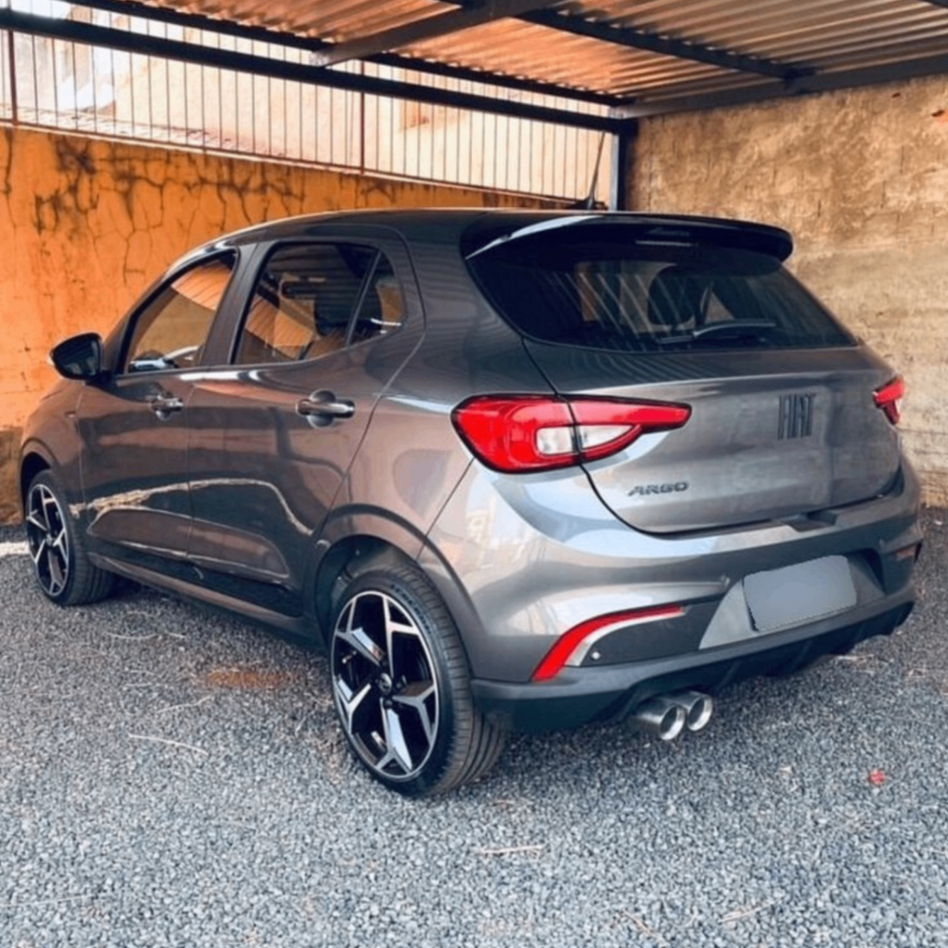 Hatch cinza de cliente atendido pela HJ Baterias